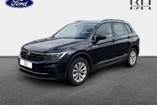 Volkswagen Tiguan 1.4 eHybrid noir intense nacré en 3/4 avant droit sur fond clair avec jantes alu.