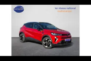 Renault Captur 2025 rouge flamme en 3/4 avant droit, avec toit noir et jantes distinctives noires et argentées.