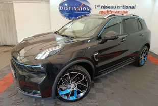 Vue 3/4 avant droite d'un SUV LINK & CO 01 noir avec jantes noires et bleues, dans un showroom intérieur.