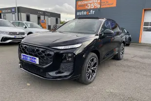 Audi Q3 S Line noir mythic métallisé vue 3/4 avant droit avec jantes sport noires et calandre hexagonale distinctive.