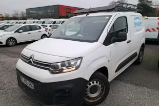 Vue 3/4 avant droite d’un Citroën Berlingo blanc utilitaire avec galerie de toit et logo Engie sur la porte latérale.