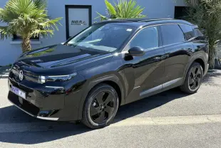 Vue 3/4 avant droite du Citroën C5 Aircross NV Hybrid noir Perla avec jantes noires et toit ouvrant vitré panoramique.