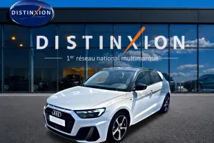Audi A1 Sportback blanc et noir vue 3/4 avant droit, avec jantes alliage et toit noir brillant.
