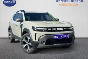 Dacia Duster 2025 couleur Sandstone vue 3/4 avant droit avec calandre noire et jantes alu bicolores.