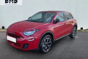 Vue 3/4 avant droite d'une FIAT 600 rouge avec jantes alu au design moderne et détails noirs contrastants.