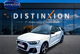 Audi A1 Sportback blanc et noir vue 3/4 avant droit devant un showroom Distinxion.