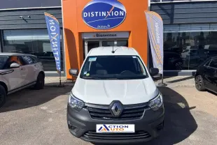 Vue de face du Renault Express Van blanc Glacier 2022, avec calandre noire et logo Renault bien visible.