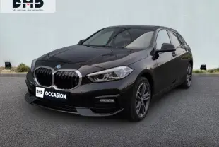 BMW Série 1 118iA 2024 en saphirschwarz métallisé vue 3/4 avant droit avec jantes alu sport et calandre distinctive.