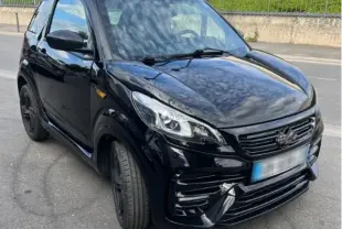 Vue 3/4 avant d'une LIGIER JS50 Sport pack DCI noire 2024 avec jantes alu 15" VEGA et doubles essuie-glaces avant.