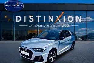 Audi A1 Sportback blanc toit noir vue 3/4 avant droit avec jantes alliage et calandre noire devant showroom Distinxion.