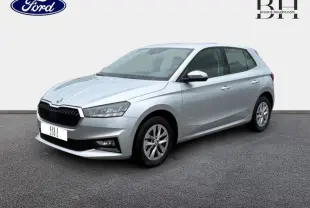 Vue 3/4 avant droite d'une Skoda Fabia 1.0 MPI 80ch Ambition gris argent métallisé sur fond neutre.