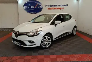 Renault Clio Business dCi 75 blanc vue 3/4 avant droit, avec feux LED et jantes alliage dans un showroom.