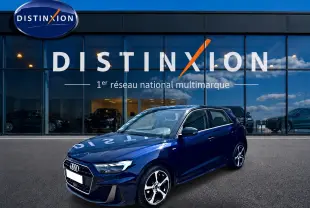 Audi A1 Sportback 30 TFSI S line 2026 bleu foncé vue 3/4 avant avec jantes alliage et toit noir.