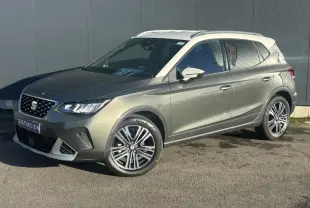 SEAT Arona TSI 115 Xpérience gris Cliff en 3/4 avant droit avec toit blanc et jantes alliage 17 pouces.