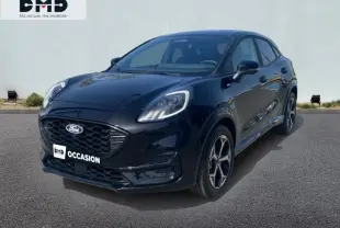 Ford Puma noir Agate métallisé vue 3/4 avant droit avec phares LED et jantes alliage distinctives.