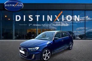 Audi A1 Sportback 30 TFSI S line 2026 bleu foncé/noir vue 3/4 avant avec jantes alliage et toit noir.