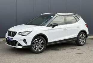 SEAT Arona TSI 115 Xpérience blanc Nevada en 3/4 avant droit avec toit noir et jantes alliage 17 pouces.