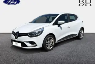 Renault Clio blanc vue 3/4 avant droit, avec jantes alliage et détails noirs sur les bas de caisse.
