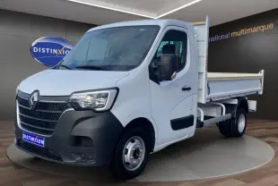 Renault Master blanc en 3/4 avant droit, benne arrière ouverte, calandre noire et jantes acier visibles.