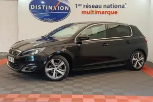 Vue latérale droite d'une Peugeot 308 noire GT Line 2016, avec jantes alliage et phares LED visibles en intérieur showroom.