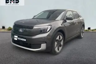 Vue 3/4 avant d'un Ford Explorer électrique gris Magnetic métallisé avec calandre fermée et jantes alu distinctives.