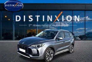 MG Motor ZS 1.5 hybrid gris vu en 3/4 avant droit devant une vitrine Distinxion.