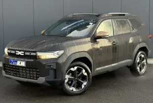 Vue 3/4 avant droit du Dacia Bigster 2025 noir nacré avec jantes alliage et toit panoramique visible