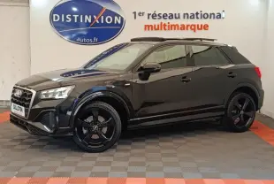 Audi Q2 35 TFSI S Line noir vue de profil côté gauche dans un showroom avec jantes noires distinctives.
