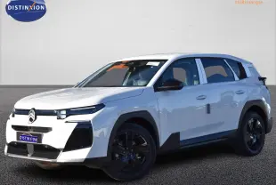 Vue 3/4 avant d'un Citroën C5 Aircross hybride blanc avec jantes noires et détails noirs contrastants.