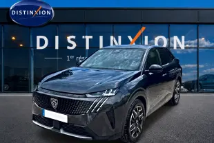 Peugeot 3008 gris titane en 3/4 avant droit, avec calandre noire et feux LED caractéristiques.