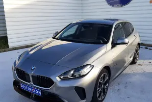 BMW Série 1 gris Skyscaper en 3/4 avant droit, avec jantes bicolores 18'' et calandre M Sport Design.
