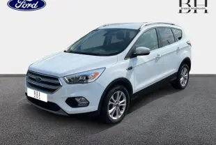 Ford Kuga blanc glacier vu en 3/4 avant droit avec barres de toit aluminium et jantes alliage.