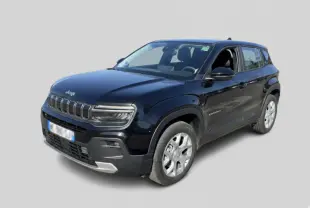 Jeep Avenger noir vue 3/4 avant droit, avec calandre distinctive et jantes alliage 17 pouces visibles.