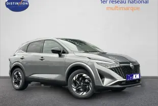 Vue 3/4 avant droit du Nissan Qashqai Hybrid e-POWER 205ch N-Connecta gris squale métallisé avec calandre noire distinctive.