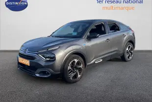 Citroën C4 BlueHDi 130 gris en 3/4 avant droit, avec jantes alliage et feux LED distinctifs.