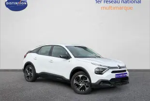 Citroën C4 électrique blanc vue 3/4 avant droit avec jantes noires et détails noirs contrastants.