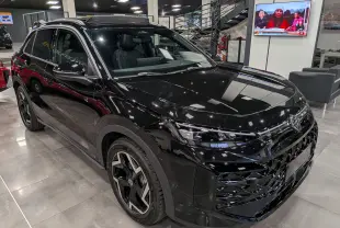 Volkswagen T-Roc eTSI noir Ébène en 3/4 avant droit, avec jantes biton et calandre R-Line distinctive.