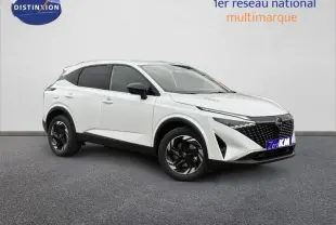 Vue 3/4 avant droite du Nissan Qashqai Hybrid e-POWER 2025 en blanc nacré avec jantes noires et calandre distinctive.