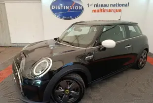 Vue 3/4 avant droite d'une MINI Cooper SE Business Design noire avec rétroviseurs blancs et jantes noires.