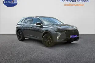 DS7 E-TENSE gris titane en 3/4 avant droit, avec jantes noires et feux LED distinctifs allumés.