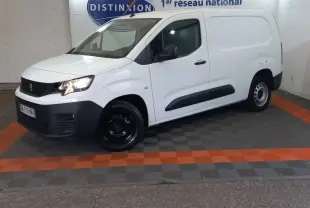 Vue 3/4 avant droit d’un utilitaire Peugeot Partner blanc avec pare-chocs noirs et jantes acier noires.