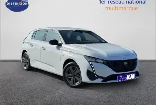 Peugeot 308 blanc Okénite vue 3/4 avant droit, avec phares LED et jantes alliage foncé.