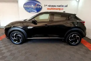 Vue de profil côté gauche d'un Nissan Juke DIG-T 114 DCT noir avec jantes noires et détails de carrosserie marqués.