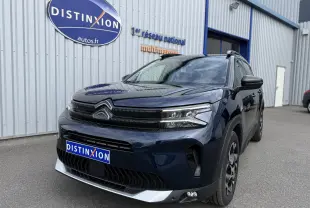 Vue 3/4 avant droit du Citroën C5 Aircross Hybrid 145 e-DSC6 Max bleu foncé, avec calandre distinctive et phares LED.