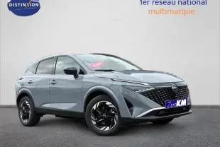 Nissan Qashqai Hybrid e-POWER 205ch N-Connecta gris Argile en 3/4 avant droit, avec calandre noire distinctive et jantes noires.