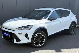 Vue 3/4 avant d'un CUPRA Formentor blanc Neige avec jantes alliage 18'' noires et toit noir brillant.