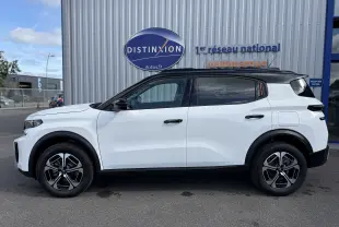 Vue de profil côté gauche d'un Citroën C3 Aircross 2026 blanc banquise avec toit noir, roues alliage et détails noirs contrastants.