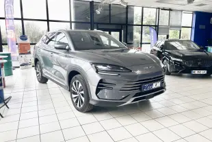 Vue 3/4 avant gauche du BYD SEAL U hybride rechargeable gris Time Grey en showroom avec jantes alliage bicolores.