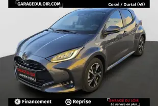 Toyota Yaris Hybride 116h Design gris foncé vue 3/4 avant avec phares LED et jantes alliage noires.