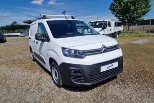 Vue 3/4 avant droit d'un Citroën Berlingo blanc 2020 utilitaire avec galerie de toit et pare-chocs noirs.